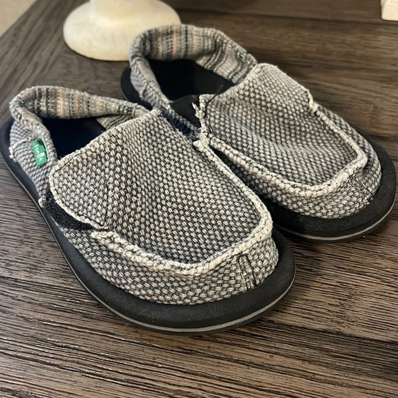 Sanuk Other - Boys size 10 Sanuk loafers🦁